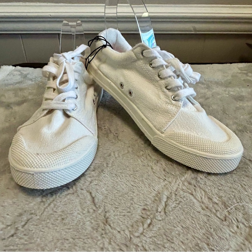 Casual White Canvas Sneakers Sz 8 Roxy NWT Comfy